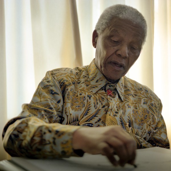 image contient nelson mandela qui dessine