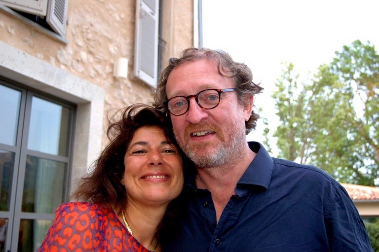 image contient carole et guillaume barclay souriants et amoureux
